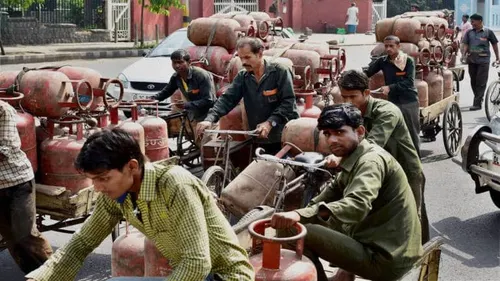 Middle East Crisis Hits Indian Kitchens: LPG Price Hiked ₹60, Commercial Cylinders Up ₹115