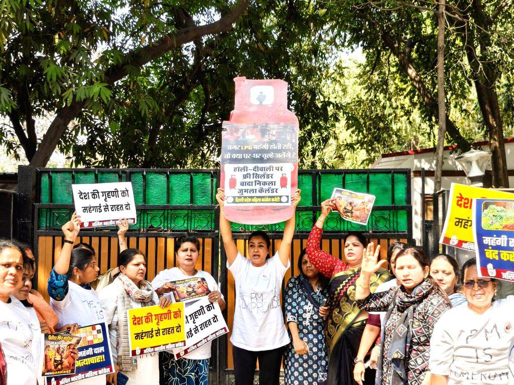 Middle East Crisis Hits Indian Kitchens: LPG Price Hiked ₹60, Commercial Cylinders Up ₹115